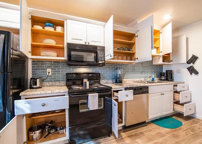 44b Modern 1bd 1ba Heated Pool Holiday home *