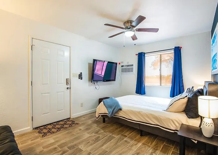 Holiday home 44b Modern 1bd 1ba Heated Pool *